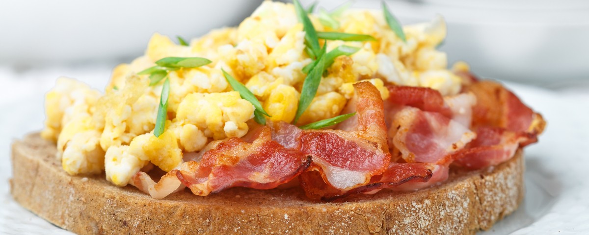 Como fazer um ovo mexido cremoso com bacon para um café da manhã digno de hotel