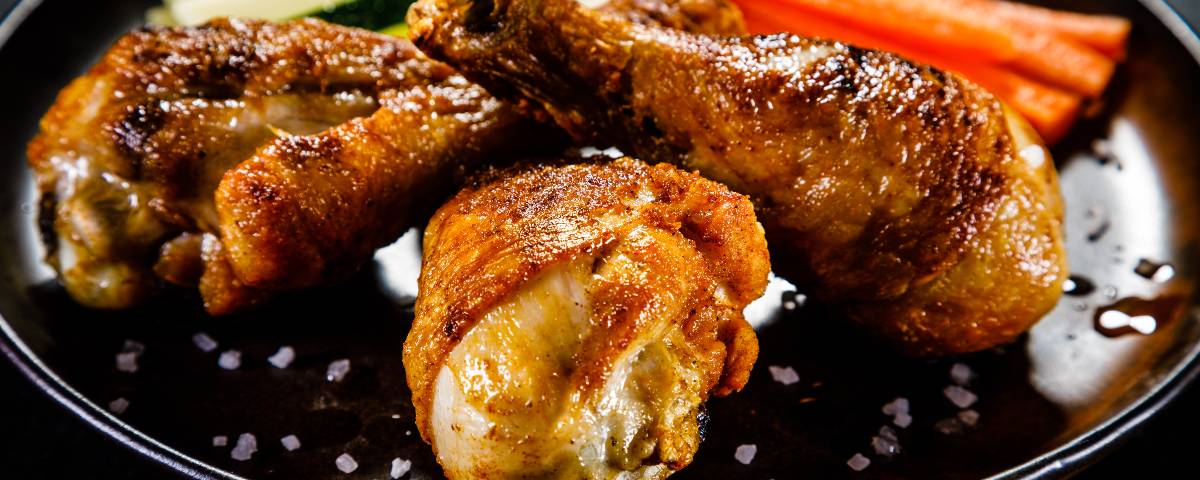 Coxa de frango na airfryer: dicas para deixar a carne douradinha e suculenta