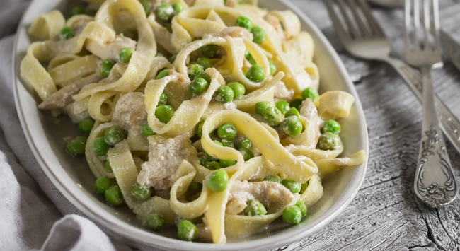 Macarrão à Parisiense com Frango Desfiado