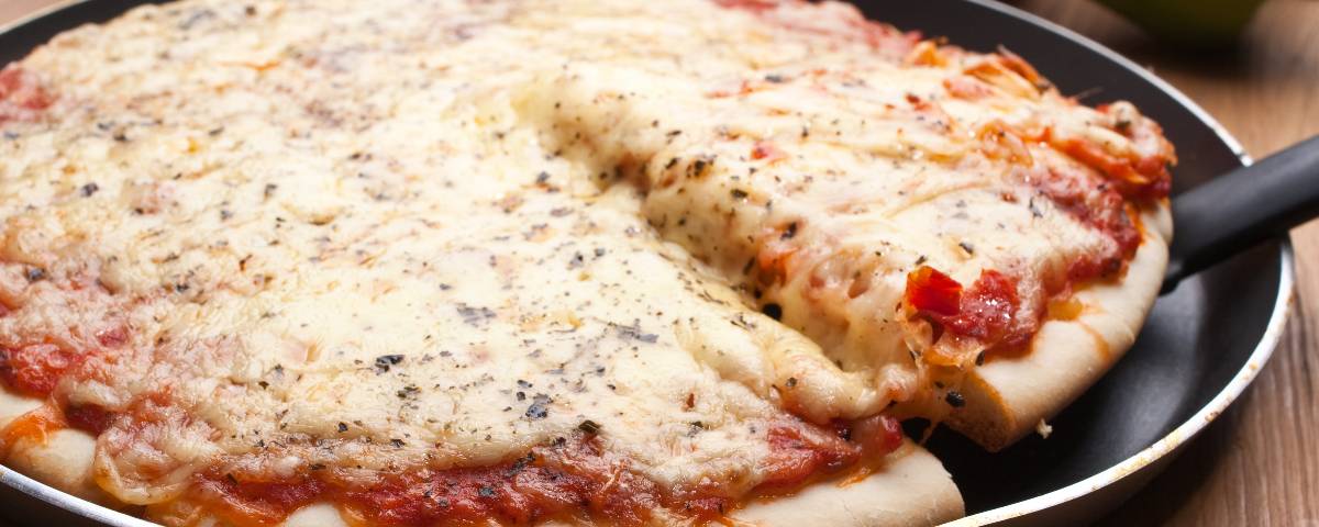 Pizza de frigideira com 3 ingredientes: lanche fácil e rápido de fazer