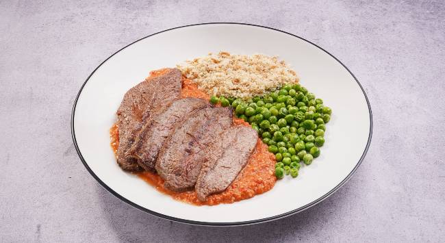 Shoulder Steak com Molho Romesco, Ervilhas E Farofa