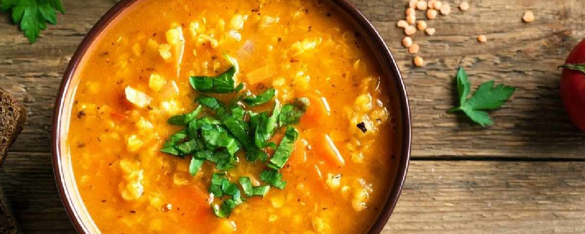 Caldos e sopas: 20 receitas para passar o inverno com o corpo aquecido