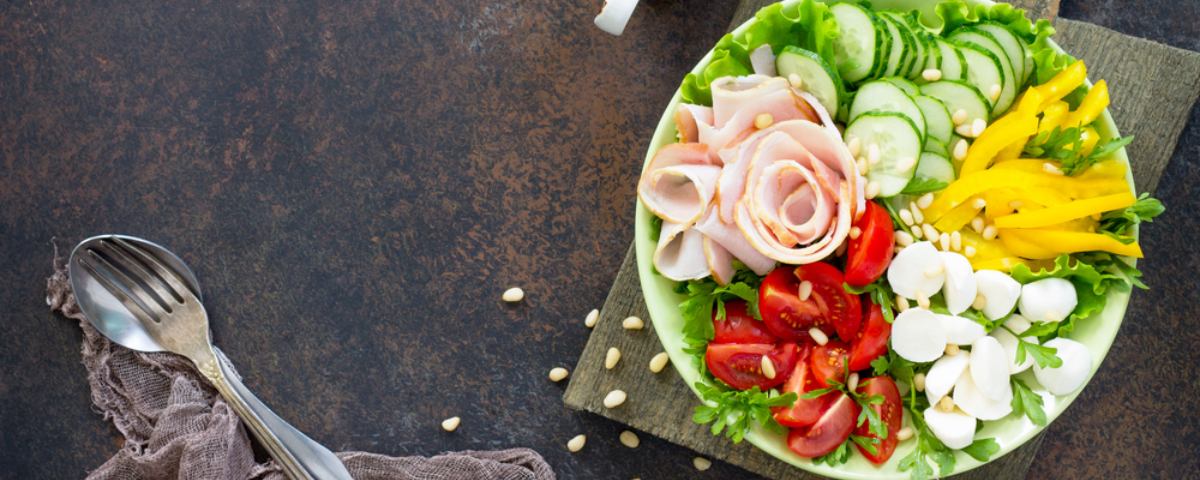 10 receitas de saladas com frios para acompanhar o almoço e jantar