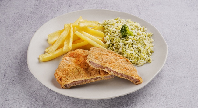 Bife à Milanesa de Frango com Arroz de Brócolis e Batata Frita