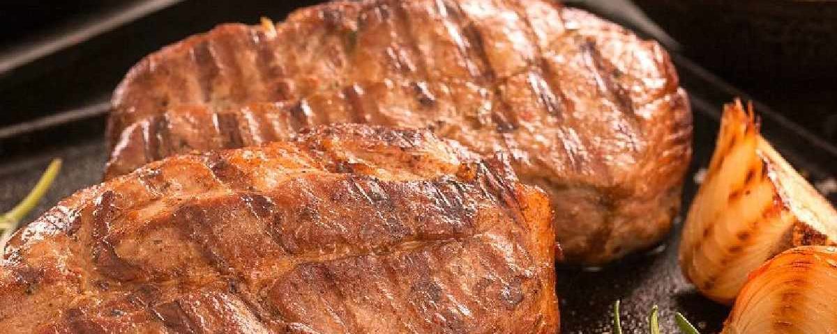 Ancho suíno: o que é, como fazer, temperar e assar a carne