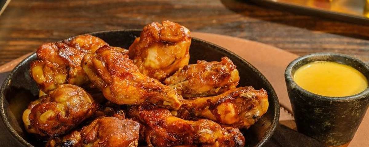 Buffalo wings na airfryer: prepare um aperitivo suculento!