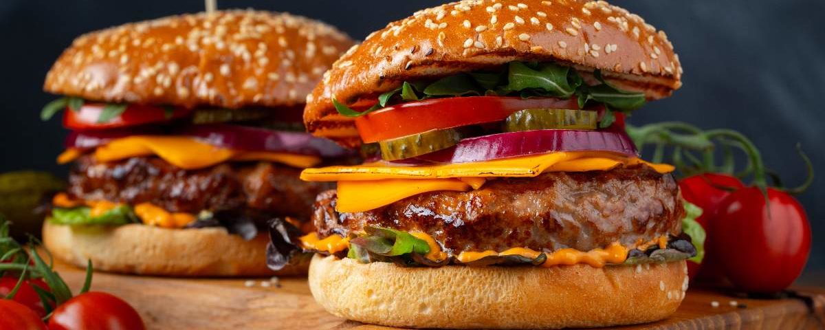 Smashburger de linguiça: aprenda a fazer o hambúrguer prensado que virou tendência 