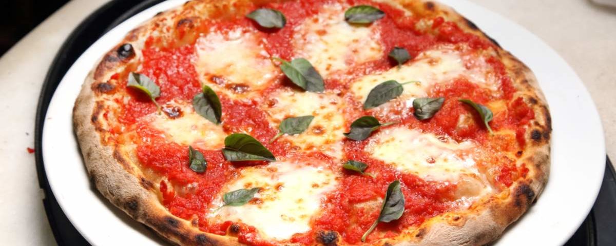 O que vem na pizza napolitana? Aprenda essa receita italiana deliciosa