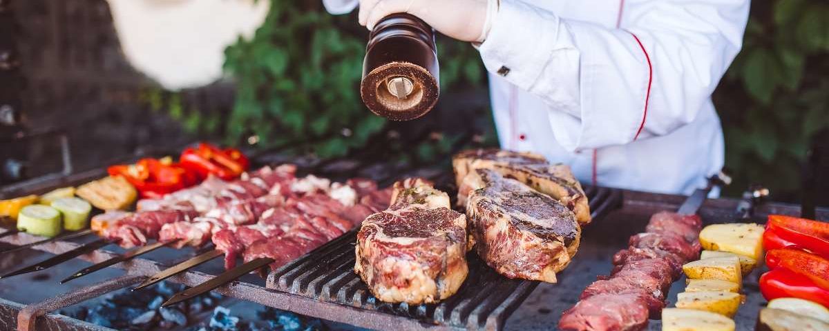 Churrasco em casa: 6 truques de mestres churrasqueiros para colocar em prática 