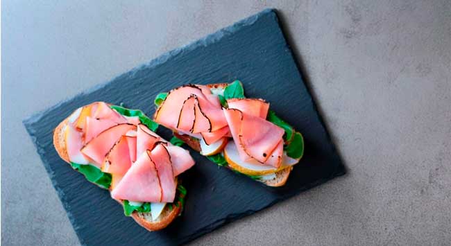 Bruschetta de Presunto com Maçã e Manjericão