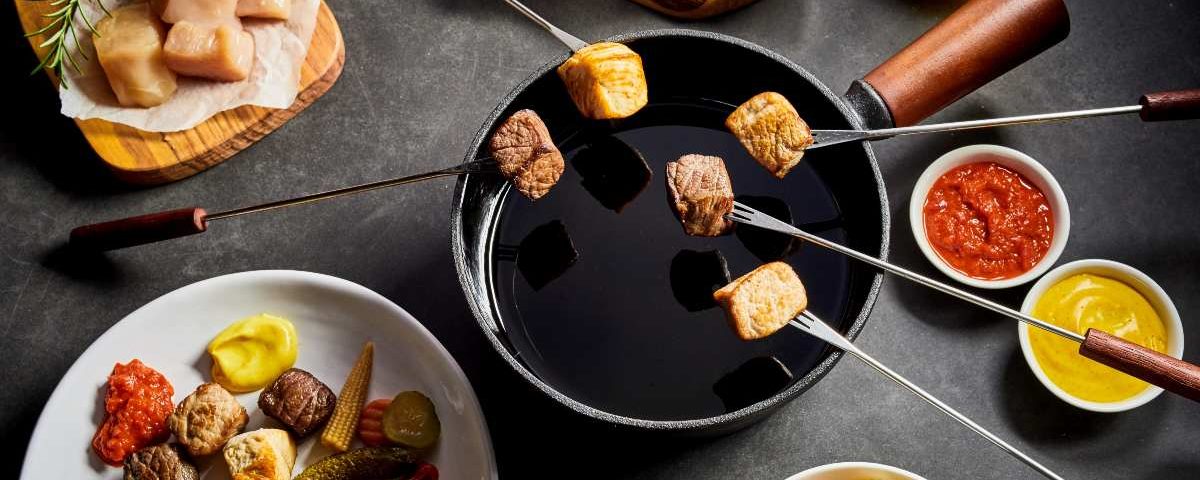 Fondue de carne acompanhamentos: 8 ideias para complementar o petisco