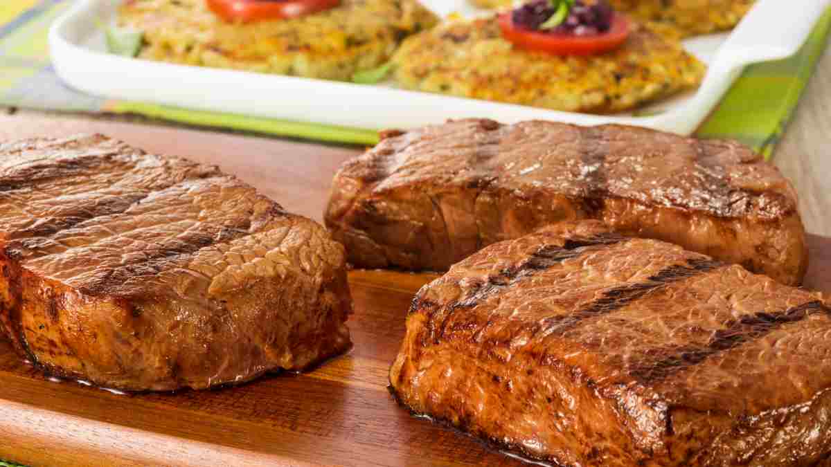 Bifes de carne suculentas com batata rosti. 