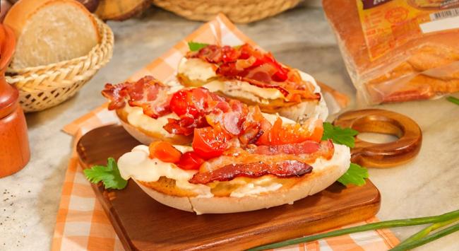 Bruschetta de Bacon  com Tomate e Manjericão