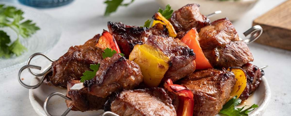 10 espetinhos diferentes para inovar no churrasco