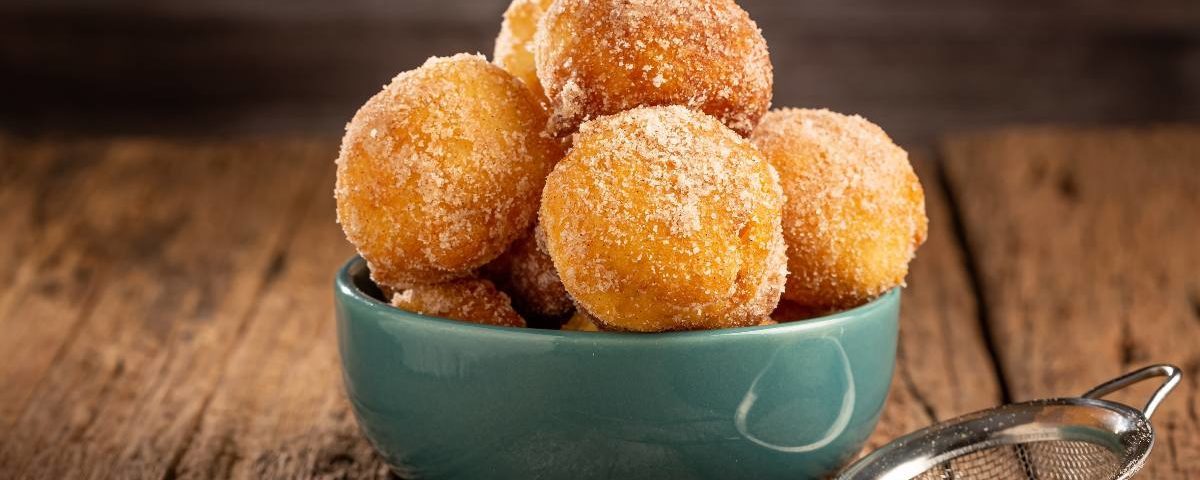 Bolinho de chuva recheado com doce de leite, chocolate ou banana? Aprenda a fazer!