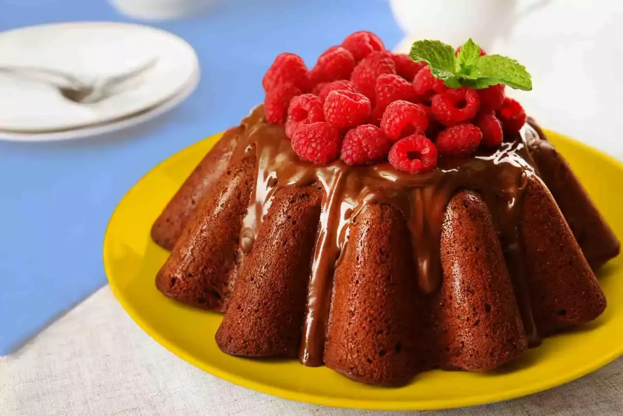 bolo de brigadeiro com framboesa encima de um prato amarelo