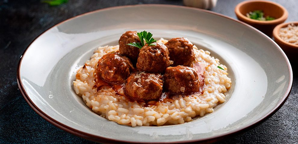 Arroz à Piamontese acompanhado de Almôndega Vegetal para o final de semana