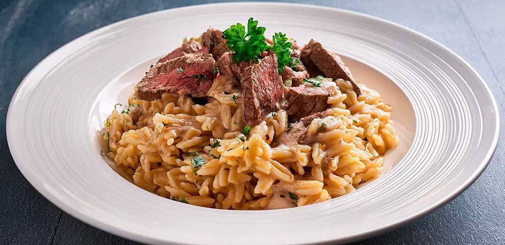 Orzo cremoso de carne bovina em panela