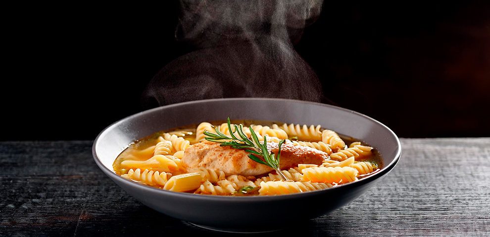 Sopa de macarrão com frango caseira: conforto e sabor em uma tigela