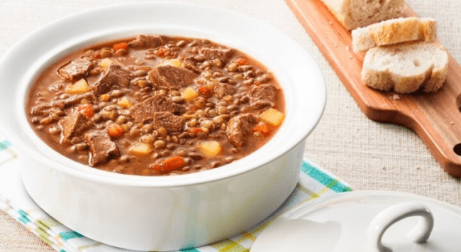 Sopa de lentilha com músculo e mandioca