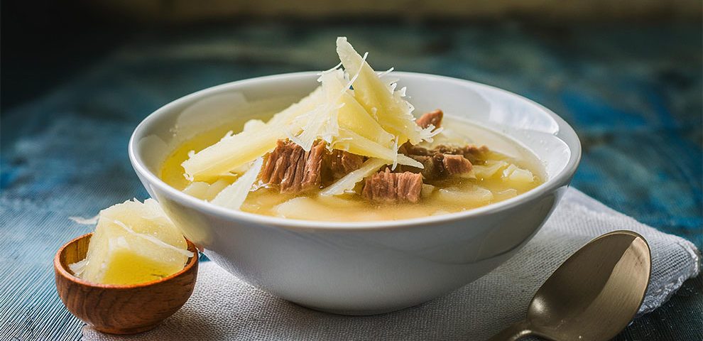 Sopa de mandioca com costela na pressão: receita que rende