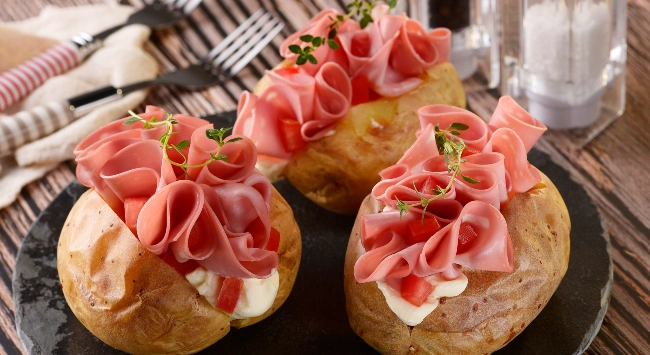 Batata Assada com Mortadela, Queijo e Parmesão