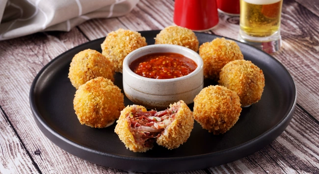 Bolinho de Carne Seca com Parmesão e Mandioca